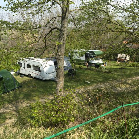 Kampeerplaats - voor campers en caravans (met uitzondering van dubbele assen of langer dan 7 m)