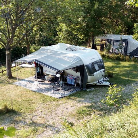 Kampeerplaats - voor campers en caravans (met uitzondering van dubbele assen of langer dan 7 m)