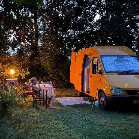 Kampeerplaats - voor campers en caravans (met uitzondering van dubbele assen of langer dan 7 m)