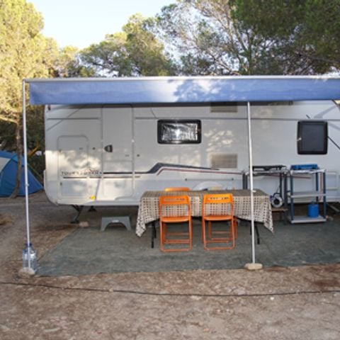 EMPLACEMENT - Rouge - tente + voiture (inclus) ou caravane - 55m2