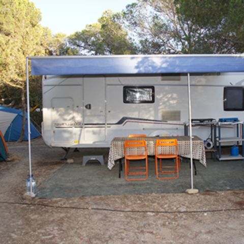 Kampeerplaats - Rood - tent + auto (inbegrepen) of caravan - 55m2