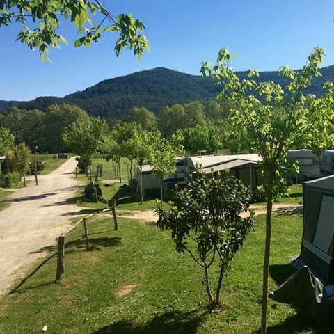 EMPLACEMENT - Terrain sans électricité - Caravane + voiture / Remorque + voiture / Camping-Car
