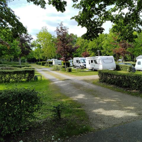 STAANPLAATS - Camping auto, tent, caravan - tussen 80 & 100 m².