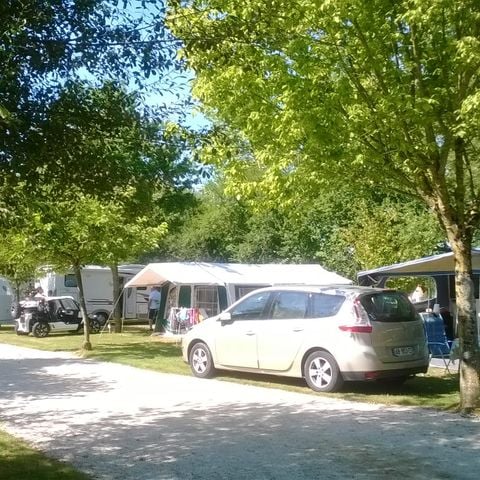 Stellplatz - CONFORT (120 bis 155m²) 2 Pers. + Auto + Strom