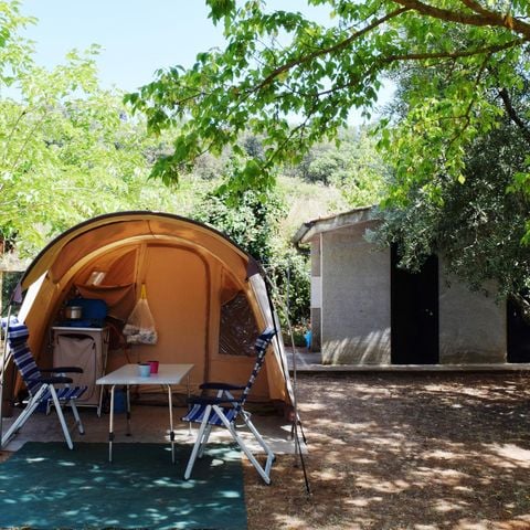 STAANPLAATS - Standplaats: auto + tent/caravan of camper + elektriciteit + privé sanitair
