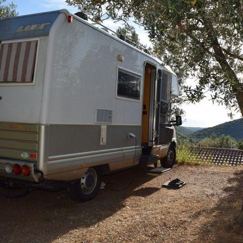 STAANPLAATS - Grote staanplaats: auto of motor + tent/caravan of camper + elektriciteit