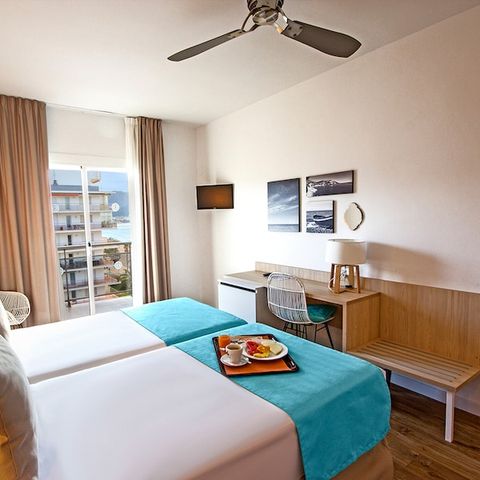 Bedroom 2 persons - Hotel room Standard Pool view C2P