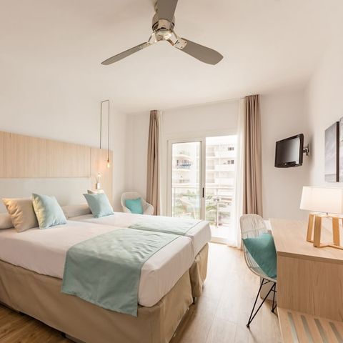 Bedroom 3 persons - Standard hotel room C3 (max. 2 adults)