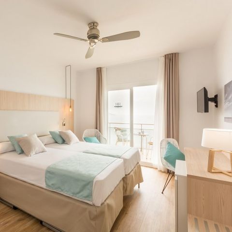CHAMBRE 3 personnes - 2 adultes + 1 enfants (-12ans) - Balcon - Petit Déjeuner inclus