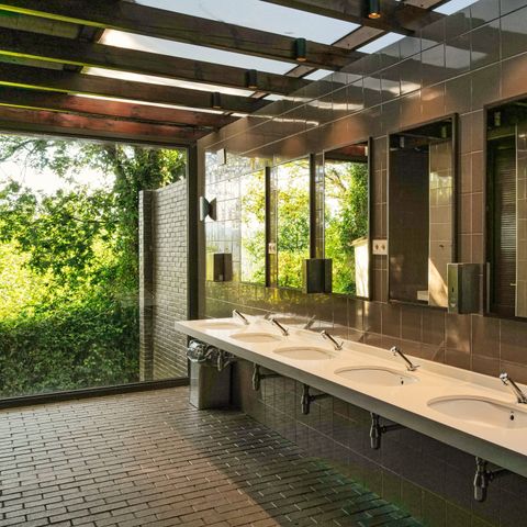 EMPLACEMENT - ESPACE DE STATIONNEMENT POUR CAMPING-CAR