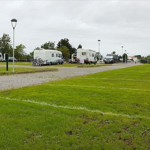 STAANPLAATS - Parkeerplaats voor campers (tenten niet toegestaan)