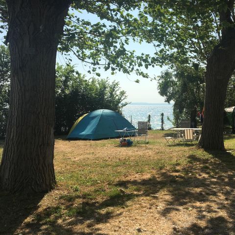 STAANPLAATS - Standplaats met uitzicht op het meer 60 m²