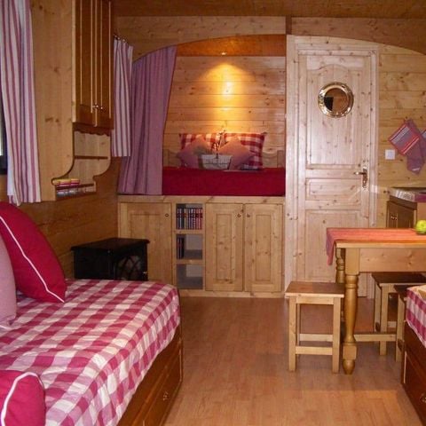 ALBERGUE 4 personas - Roulotte (Estancia familiar) climatizada / sin desayuno / 5 pers incluidas / Spa privado opcional