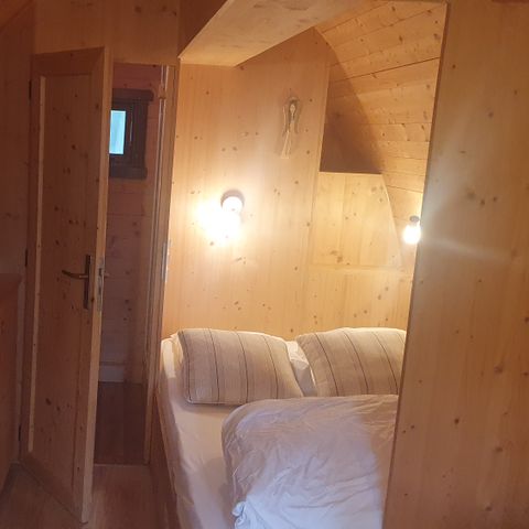 HÉBERGEMENT INSOLITE 3 personnes - Cabane Forestière climatisée ( avec petit déjeuner et Spa privatif accès illimité ) / 2 pers inclus