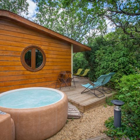 CHALET 5 personnes - Cabane de Sam climatisée ( petite maison de famille, spa privatif sur la terrasse ) / 5 pers inclus