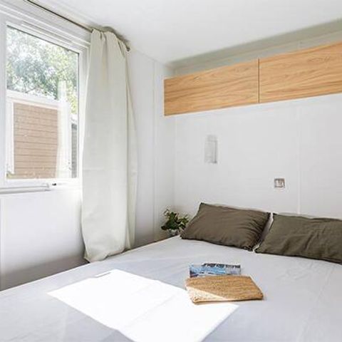 Bungalow 4 personen - Stacaravan | Premium Exclusief | 2 Slaapkamers | 4 Pers | Enig terras | Airconditioning | TV