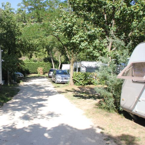 Kampeerplaats - Comfort pakket, 1 tent of caravan + auto of camper + elektriciteit
