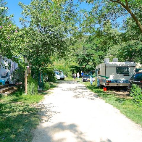 Kampeerplaats - Comfort pakket, 1 tent of caravan + auto of camper + elektriciteit
