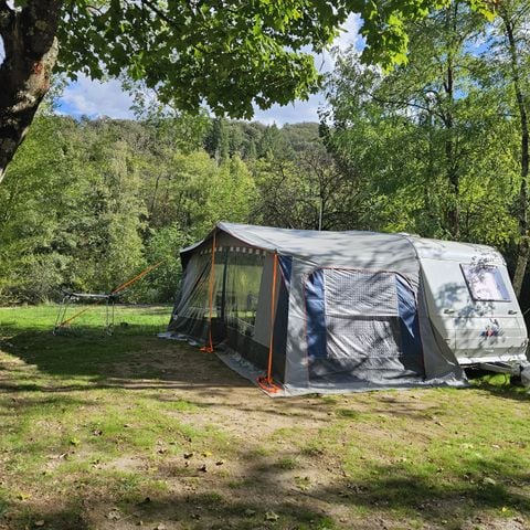 EMPLACEMENT - Forfait confort, 1 tente ou caravane + voiture ou camping-car + électricité