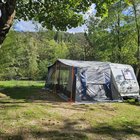 Kampeerplaats - Comfort pakket, 1 tent of caravan + auto of camper + elektriciteit