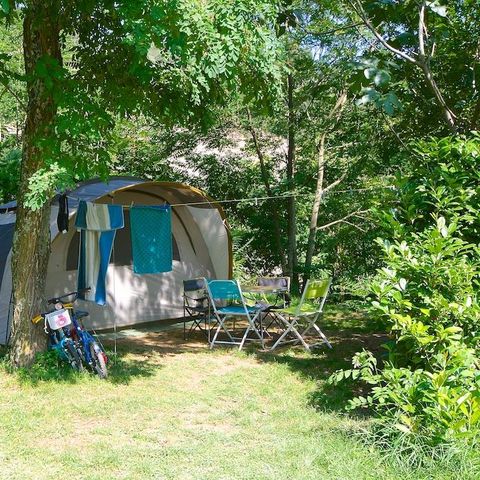 Kampeerplaats - Comfort pakket, 1 tent of caravan + auto of camper + elektriciteit