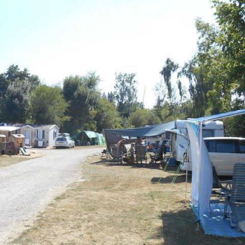 Stellplatz - Stellplatz mit 6 Amp. 1/6 Pers.