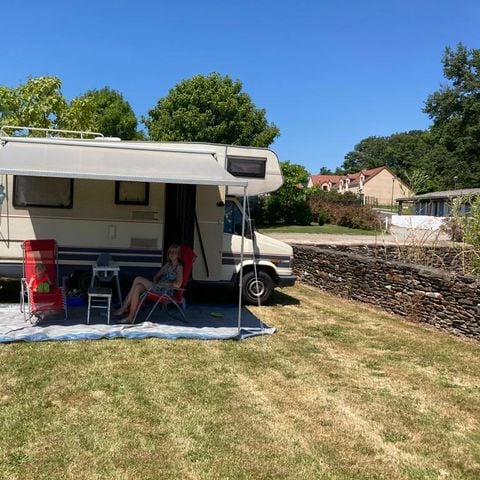 STAANPLAATS - Kampeerplaats met 6 Amp. 1/6 pers