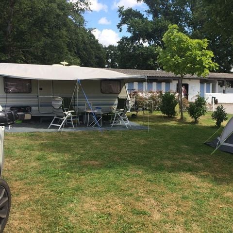 STAANPLAATS - Kampeerplaats met 6 Amp. 1/6 pers