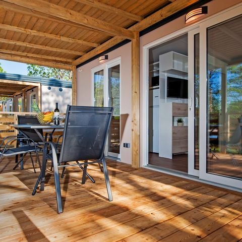 Mobilheim 6 personen - Comfort XL | 2 Zi. | 4/6 Pers. | Erhöhte Terrasse | 2 Bäder | Klimaanlage | TV