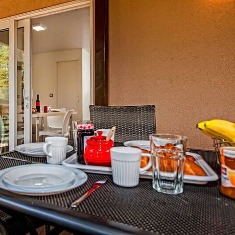 BUNGALOW 6 personnes - Mobil-home | Comfort | 2 Ch. | 4/6 Pers. | Terrasse surélevée | 2 SDB | Clim. | TV