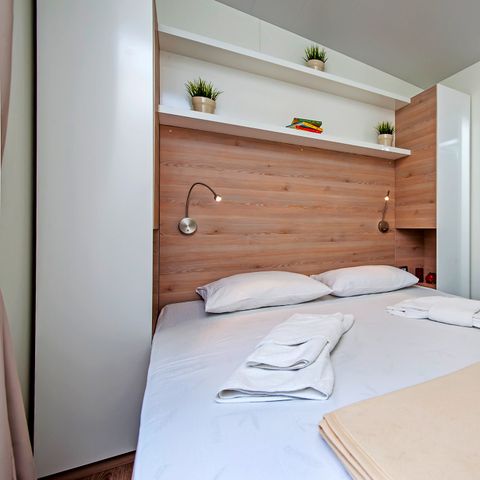 Mobilhome 6 personnes - Comfort XL | 3 Ch. | 6 Pers. | Terrasse surélevée | 2 SDB | Clim. | TV