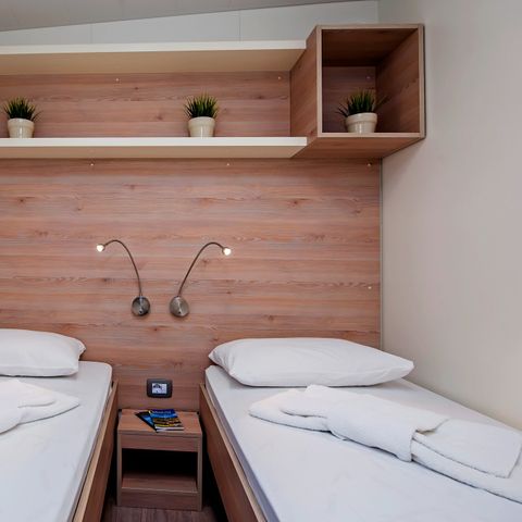 Mobilhome 6 personnes - Comfort XL | 2 Ch. | 4/6 Pers. | Terrasse surélevée | 2 SDB | Clim. | TV
