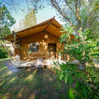 tenda in tela  e legno