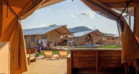 Campeggi con tende in tela e legno