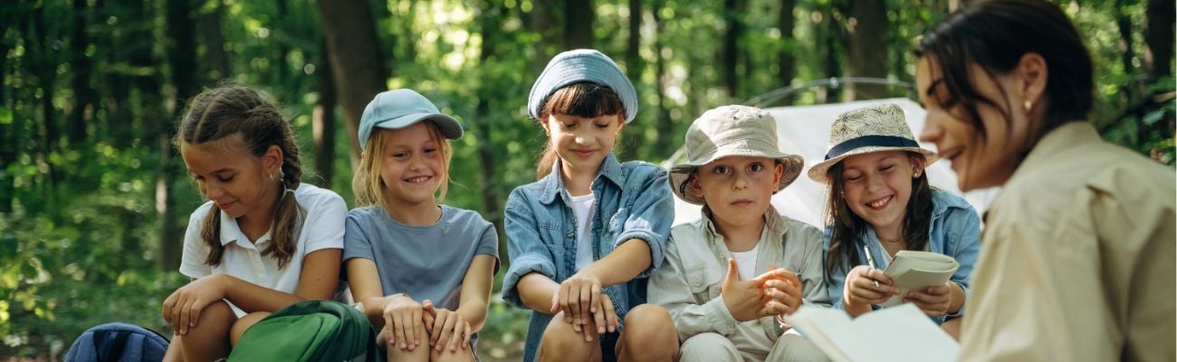 Kinder am Lagerfeuer