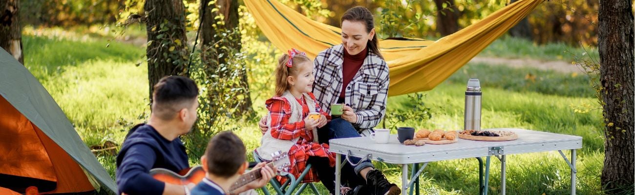 Familie op de camping