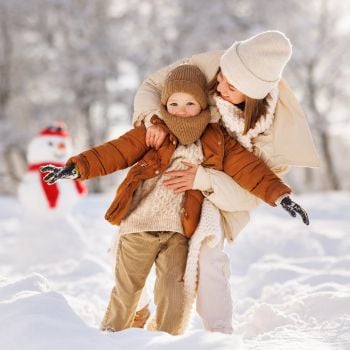Mutter mit Sohn im Schnee