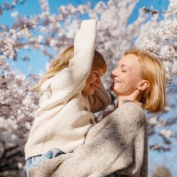 Mutter und Tochter unter einem Blütenbaum