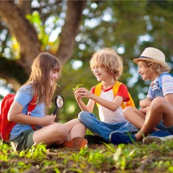 Kinder spielen zusammen draußen