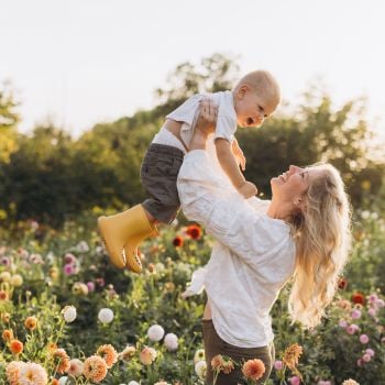 Mutter mit Kind auf einer Blumenwiese