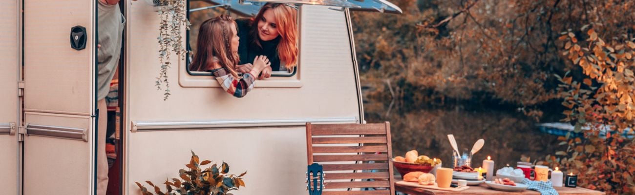 Gezin in een stacaravan 