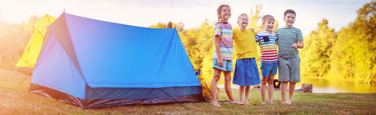 Kinderen bij een tent