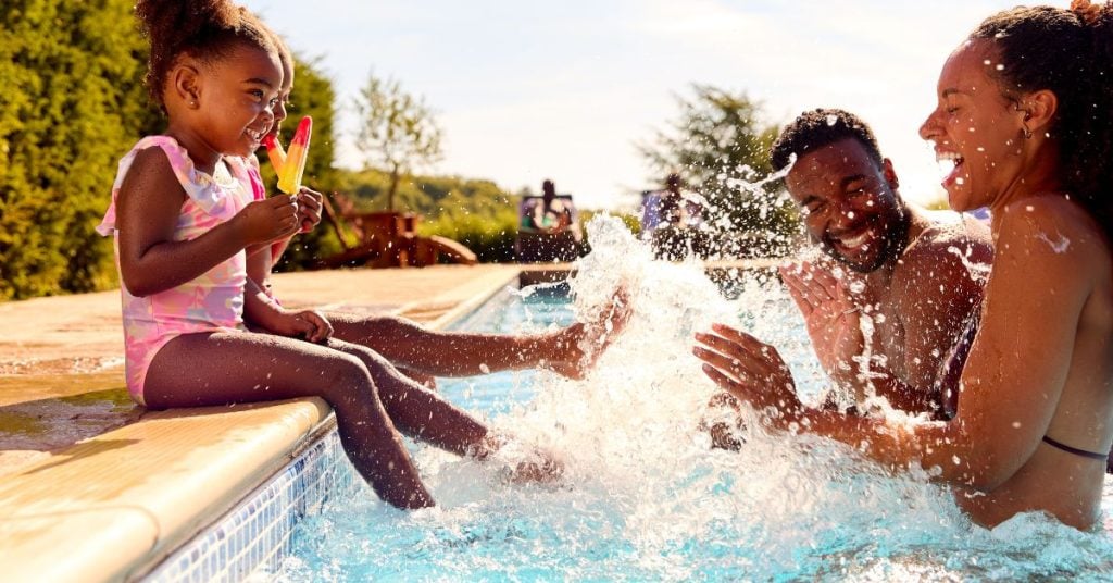 Foto van een gezin in een zwembad
