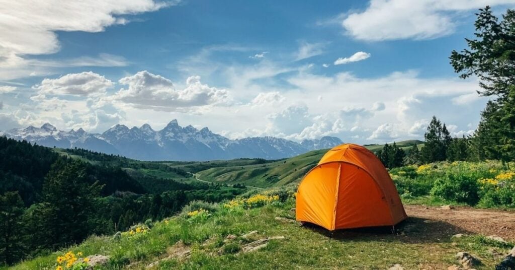 Foto van een tent op een berg