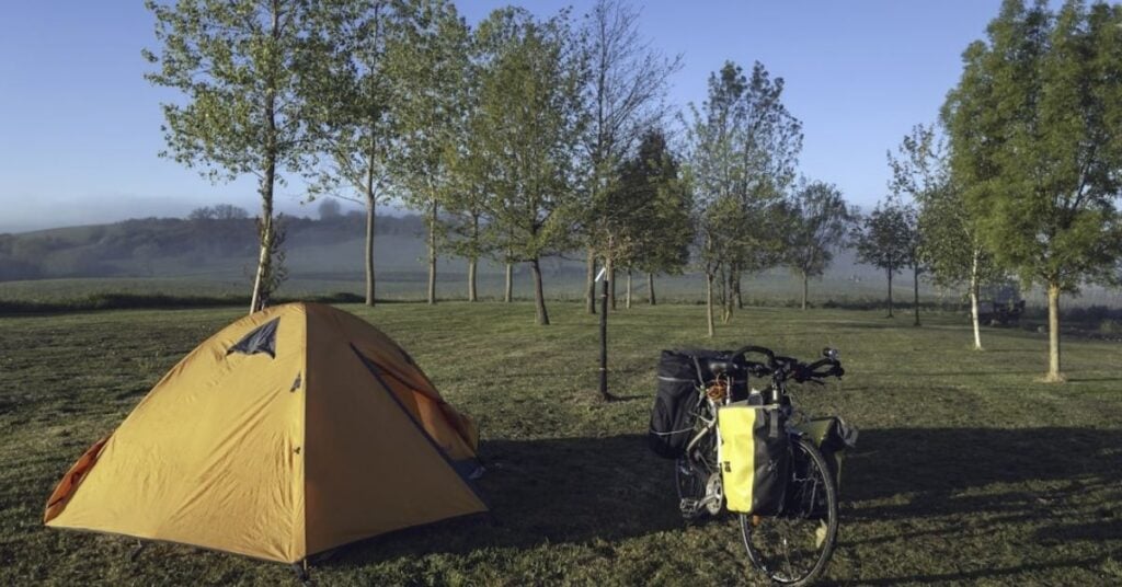 Foto van een tent met fiets